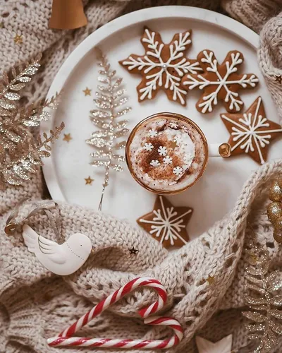 Новогодние Фото тарелка с монетой и золотым кольцом