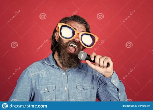 Оживить Фото мужчина в маске с микрофоном
