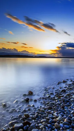 Красивые Обои на телефон водоем со скалами и закатом на заднем плане