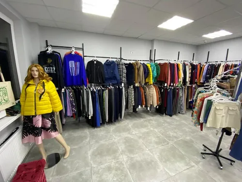 Сток Фото человек, стоящий в магазине одежды