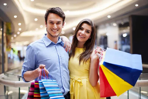 Сток Фото мужчина и женщина держат сумки с покупками