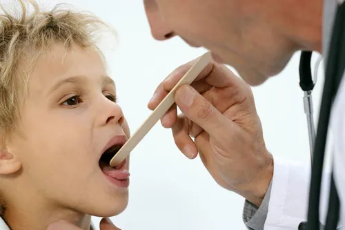 Фарингит Фото врач осматривает зубы ребенка