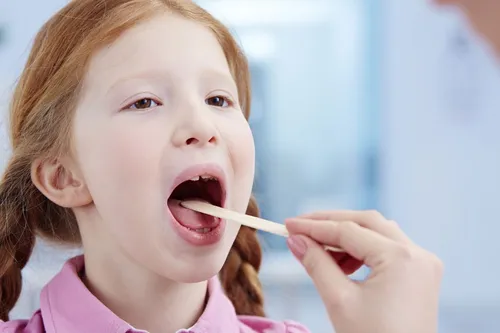 Фарингит Фото ребенок с зубной щеткой во рту