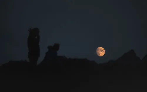 Ырка Фото силуэт группы людей перед луной
