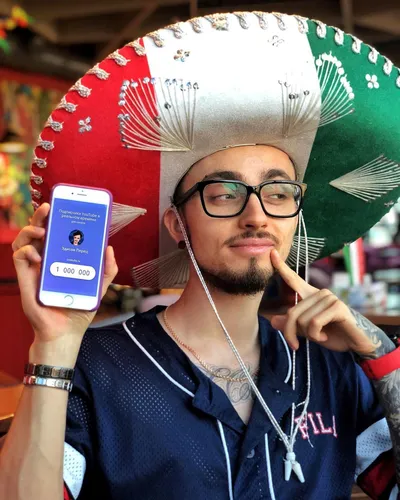 Эдисон Перец Фото человек в шляпе и держащий мобильный телефон