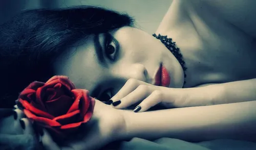 Грустные Фото женщина с розой во рту