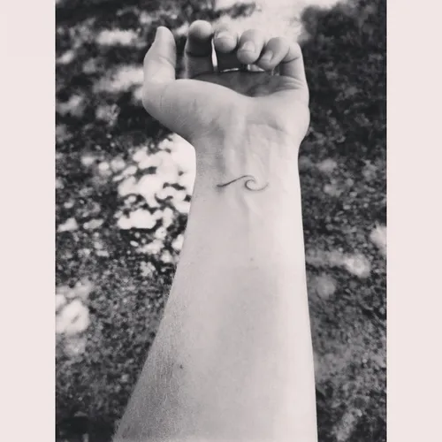 Грустные Фото рука с татуировкой