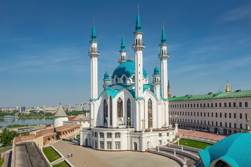 Казань Фото белое здание с голубыми шпилями