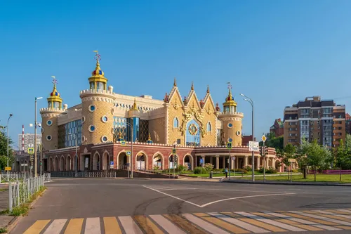 Казань Фото большое здание с золотой крышей
