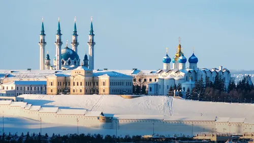 Казань Фото большое здание с башнями и куполами