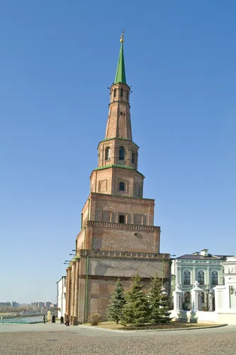 Казань Фото высокое здание с остроконечной башней