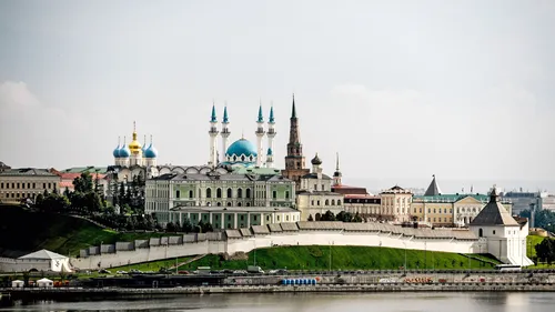 Казань Фото большое здание с башнями у водоема