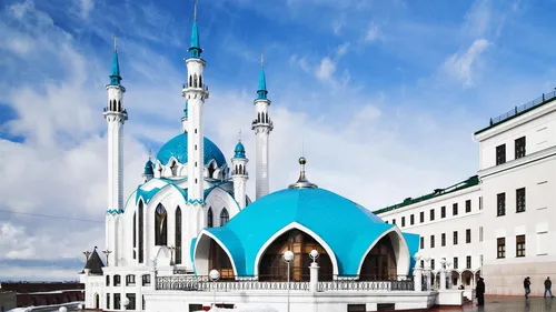 Казань Фото большое белое здание с голубыми куполами