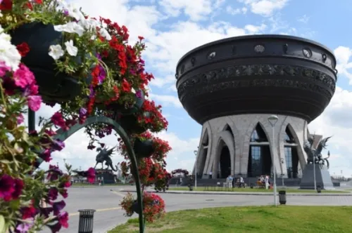 Казань Фото здание с куполом и цветами перед ним