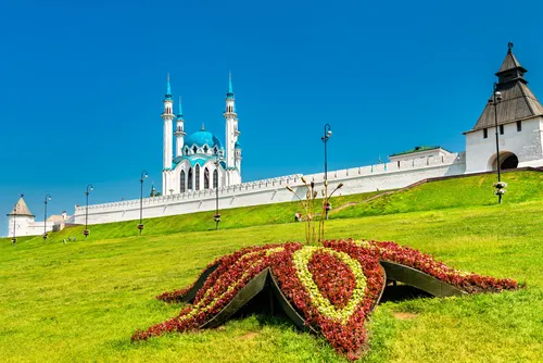 Казань Фото большое здание с большим садом перед ним