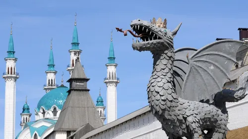 Казань Фото статуя дракона и замок