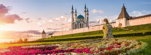 Казань Фото большое здание с садом перед ним