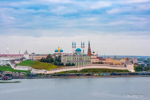 Казань Фото Остров Эллис рядом с водоемом