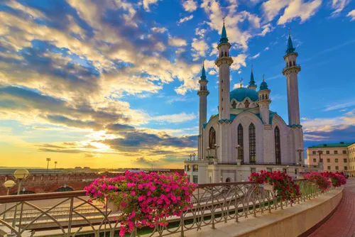 Казань Фото здание с башнями и цветами