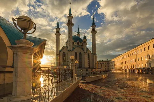 Казань Фото большое здание с башнями и фонтаном перед ним