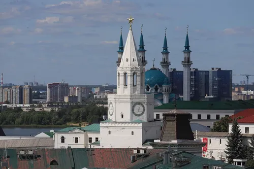 Казань Фото белое здание с часовой башней
