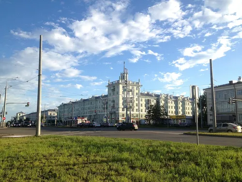 Казань Фото большое здание с множеством окон