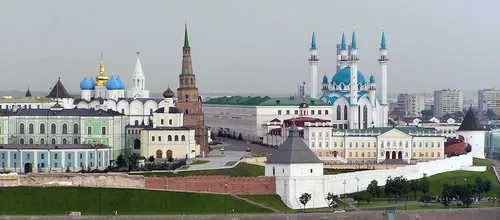Казань Фото большое белое здание с башнями