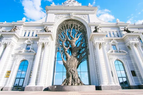Казань Фото здание со статуей перед ним