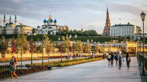 Казань Фото группа людей, гуляющих по городу
