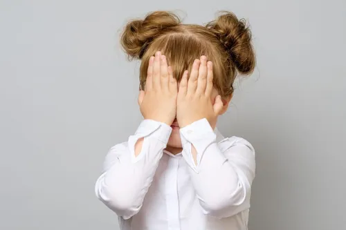 Контагиозный Моллюск Фото ребенок закрывает лицо руками