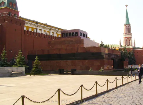 Ленин В Мавзолее Фото большое кирпичное здание с мавзолеем Ленина