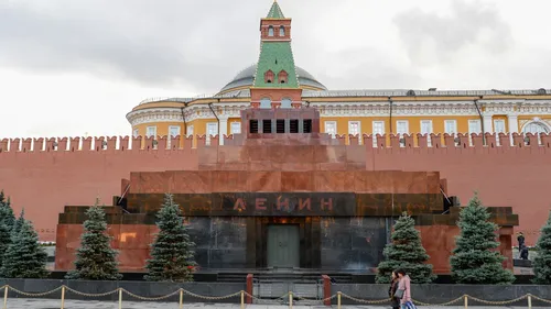 Ленин В Мавзолее Фото большое здание с зеленым шпилем