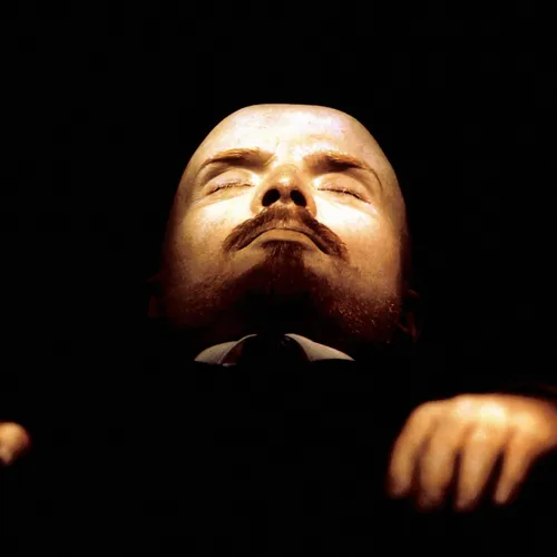 Ленин В Мавзолее Фото мужчина с закрытыми глазами