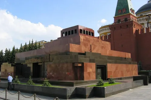 Ленин В Мавзолее Фото большое здание с зеленой крышей на фоне Мавзолея Ленина