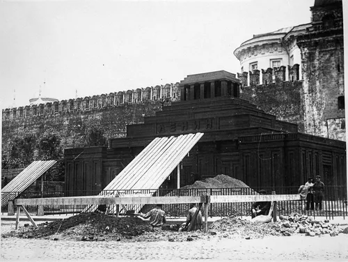 Ленин В Мавзолее Фото разрушенное здание