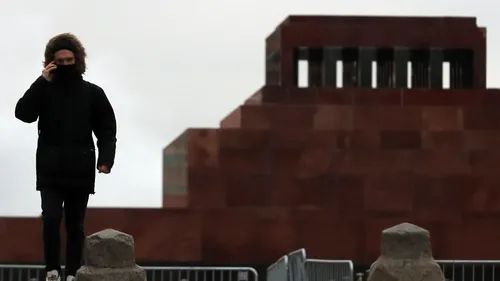 Ленин В Мавзолее Фото человек, стоящий на каменном выступе