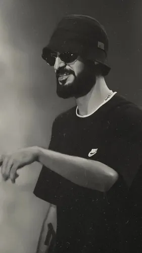 Мияги Фото мужчина в черной шляпе и солнцезащитных очках