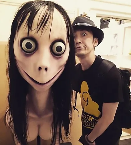 Хидеки Муто, Момо Фото мужчина и женщина с мультипликационным персонажем