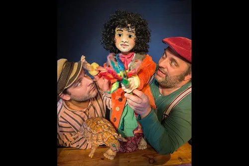 Момо Фото человек, держащий куклу