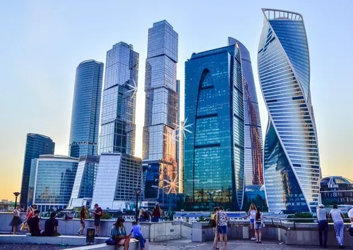 Москва Сити Фото группа людей, стоящих перед группой высоких зданий