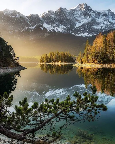 Пейзаж Фото озеро в окружении гор
