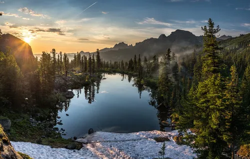 Пейзаж Фото озеро, окруженное деревьями и горами