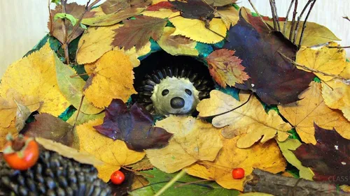 Поделки Осень В Школу Фото чучело в куче листьев