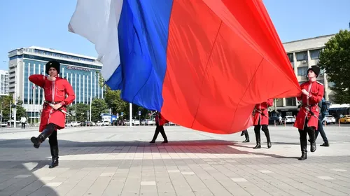 группа людей в красной форме с флагами