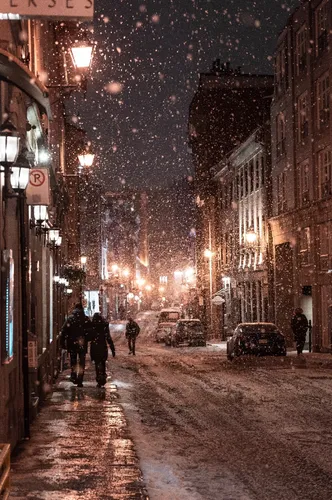 Зимы Фото люди, идущие по улице ночью