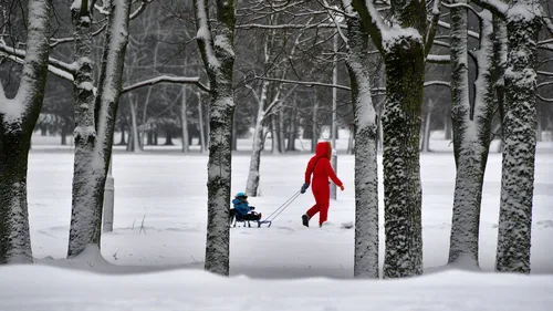 Зимы Фото человек, идущий по снегу