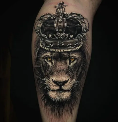 Льва Фото человек с татуировкой на руке