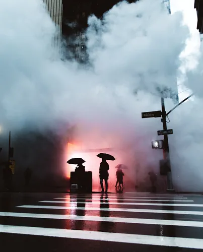 Пар Фото люди, идущие под дождем с зонтиками