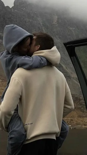 Пар Фото мужчина целует другого мужчину в щеку