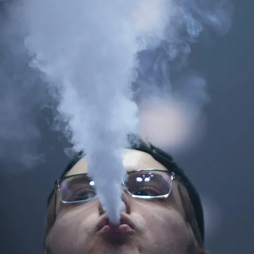 Пар Фото человек с дымом, выходящим из головы